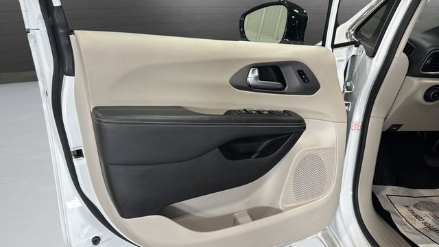 Used 2024 Chrysler Pacifica Touring-L image 24