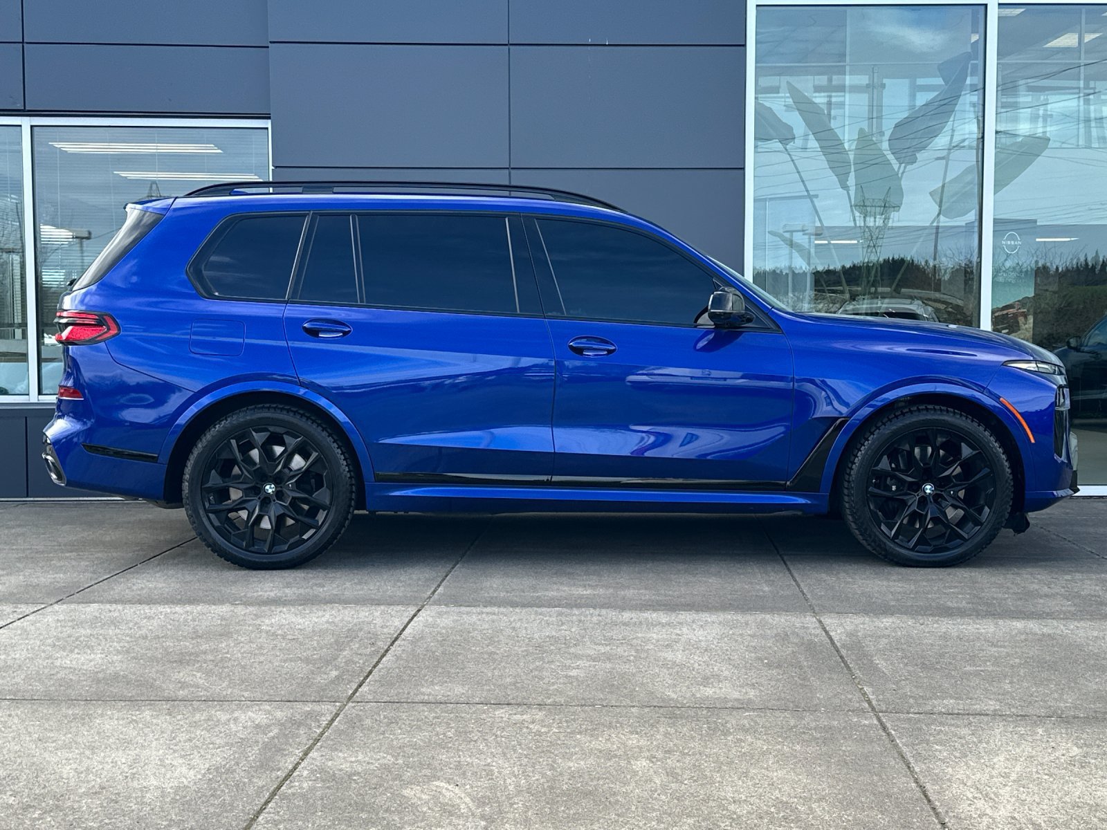 Used 2025 BMW X7 M60i w/ Executive Package AWD/4WD image 3