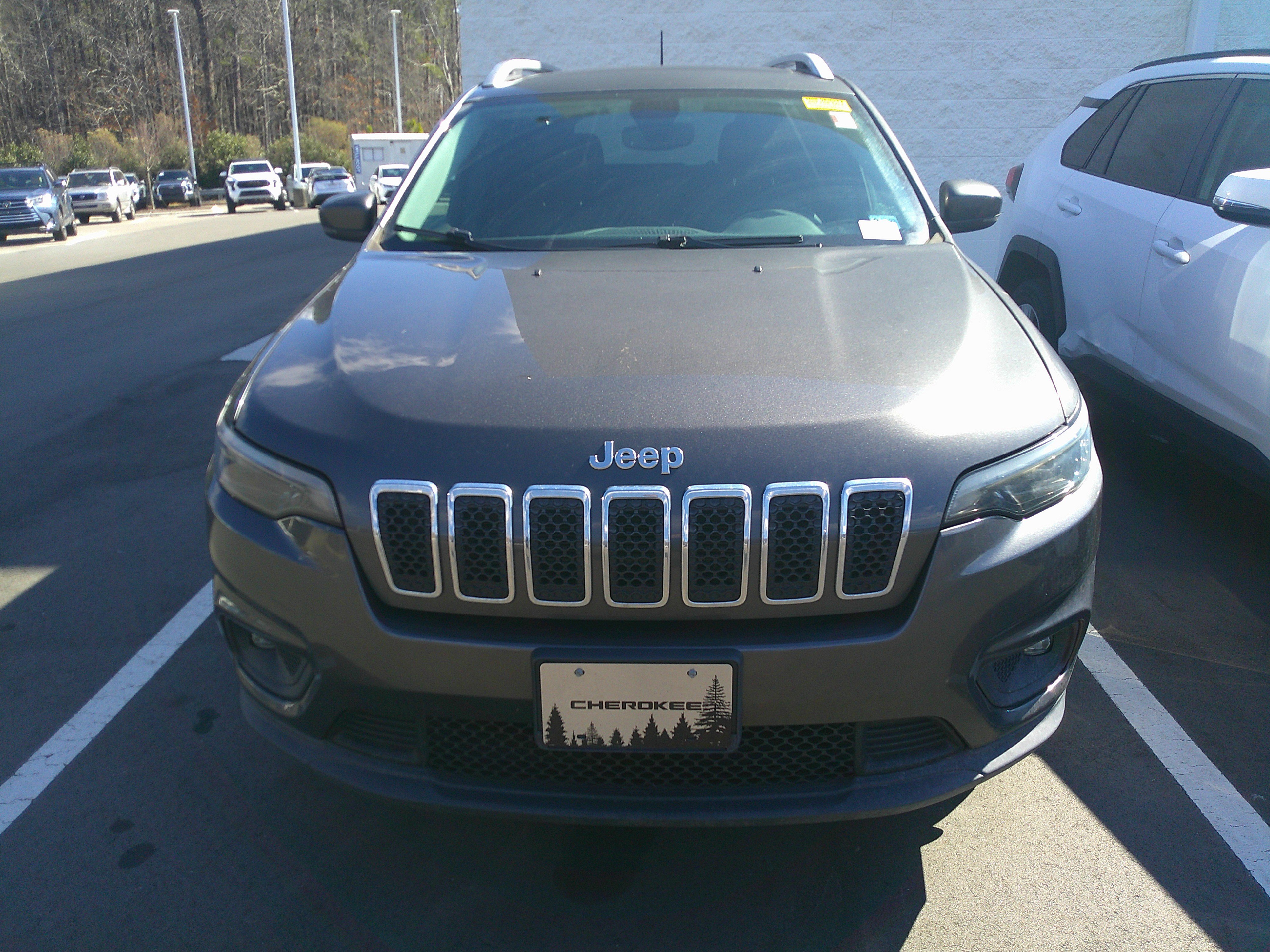 Used 2020 Jeep Cherokee Latitude Plus w/ Comfort/Convenience Group image 3