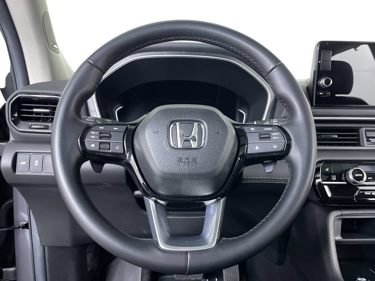 Used 2025 Honda Pilot Touring image 14