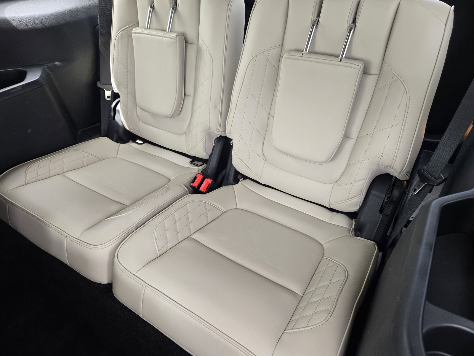 Used 2018 Ford Explorer Platinum image 30