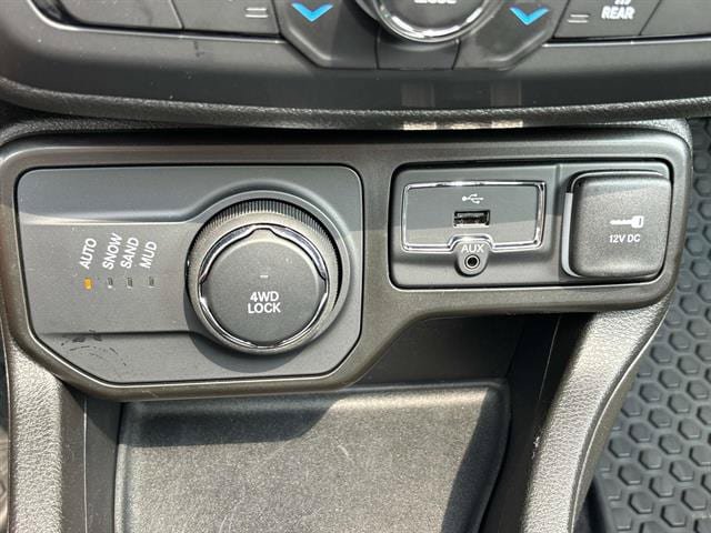 Certified 2023 Jeep Renegade Latitude w/ Sun/Sound Group AWD/4WD image 27