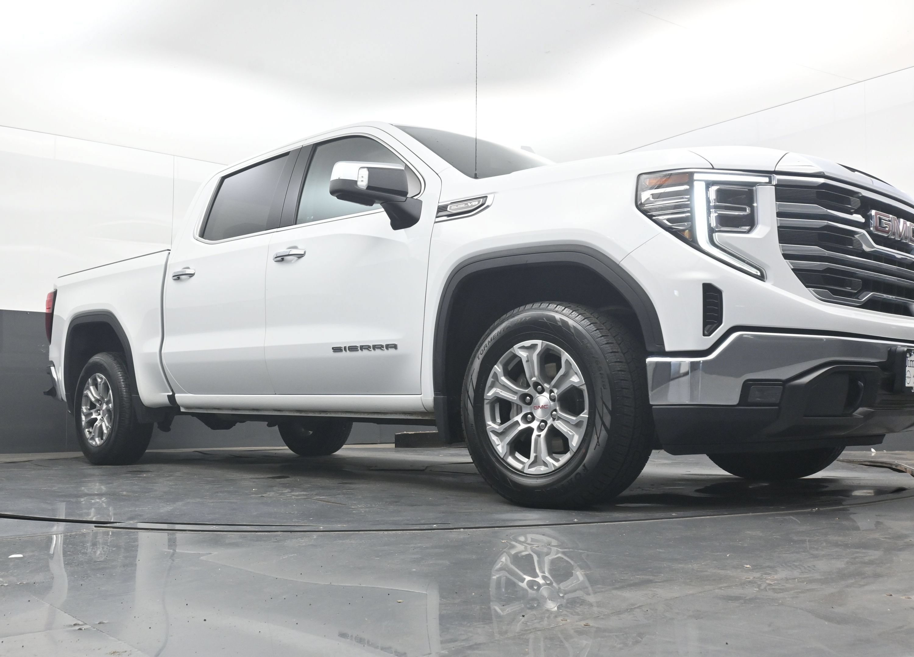 Used 2025 GMC Sierra 1500 SLT RWD image 22