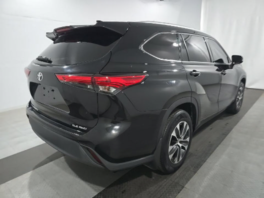 Used 2021 Toyota Highlander XLE AWD/4WD image 6