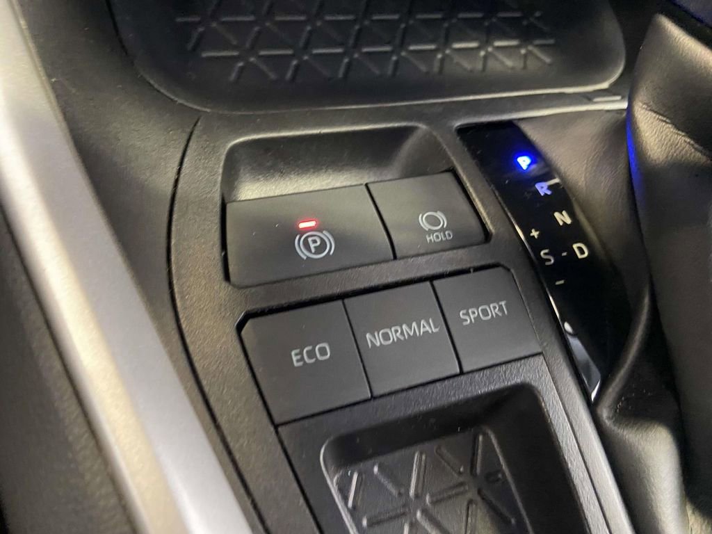 Used 2025 Toyota RAV4 XLE FWD image 23