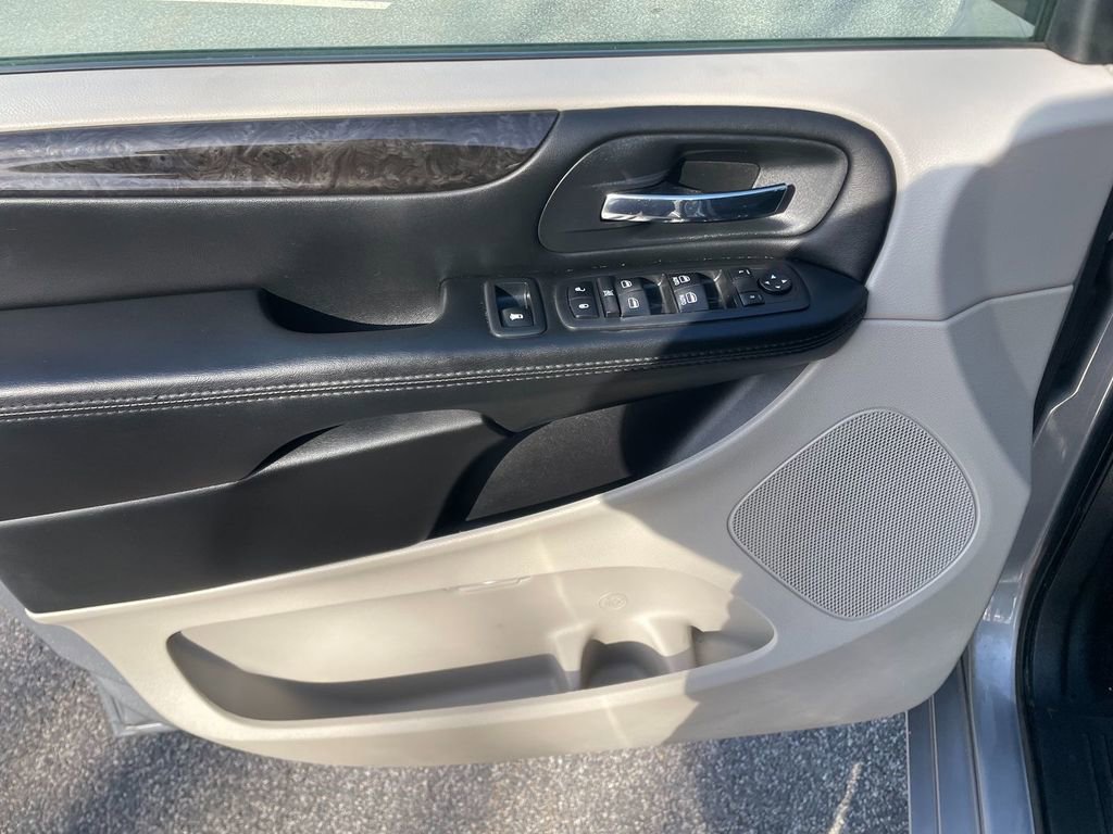 Used 2018 Dodge Grand Caravan SE w/ UConnect Hands-Free Group image 11