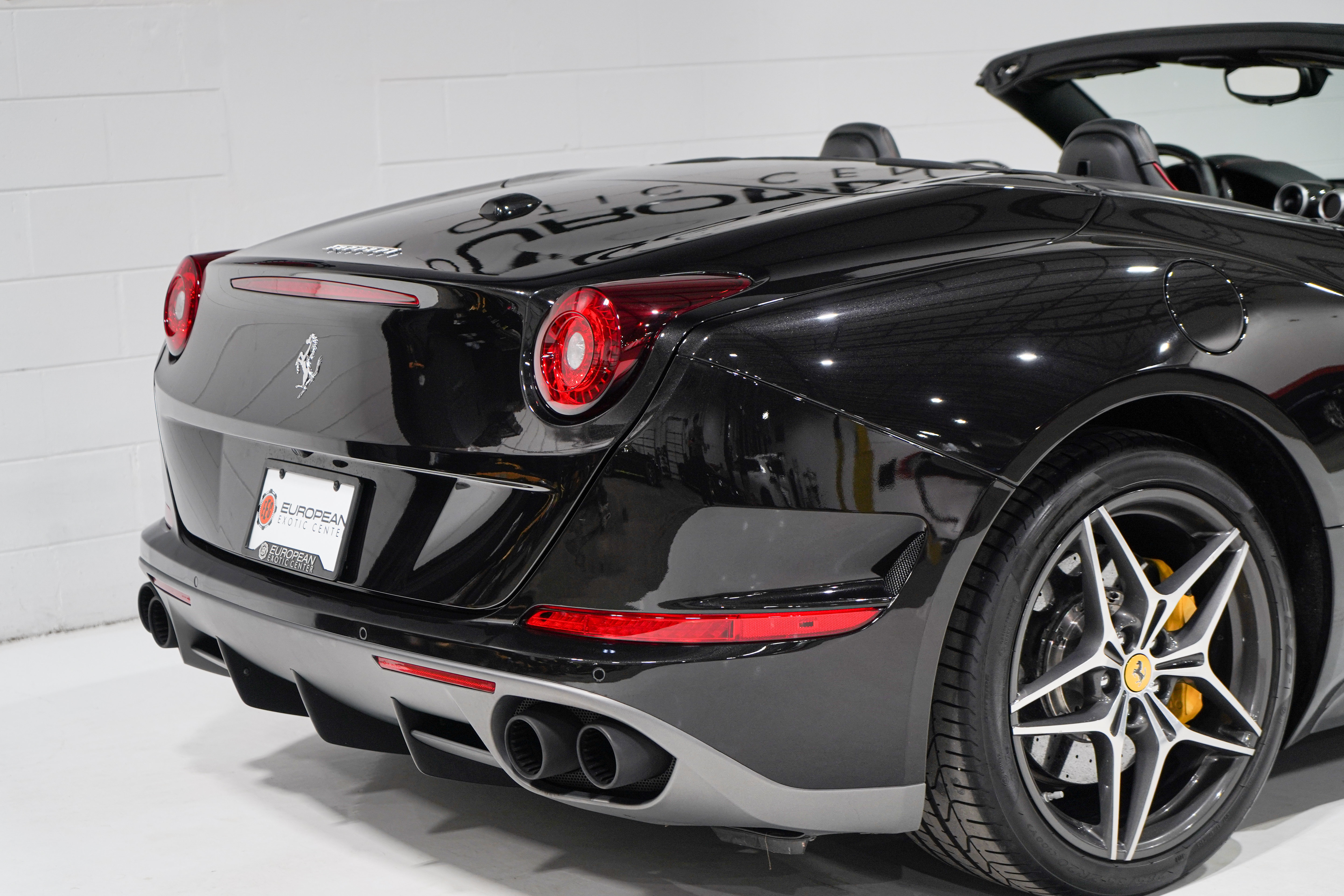 Used 2016 Ferrari California T RWD image 26