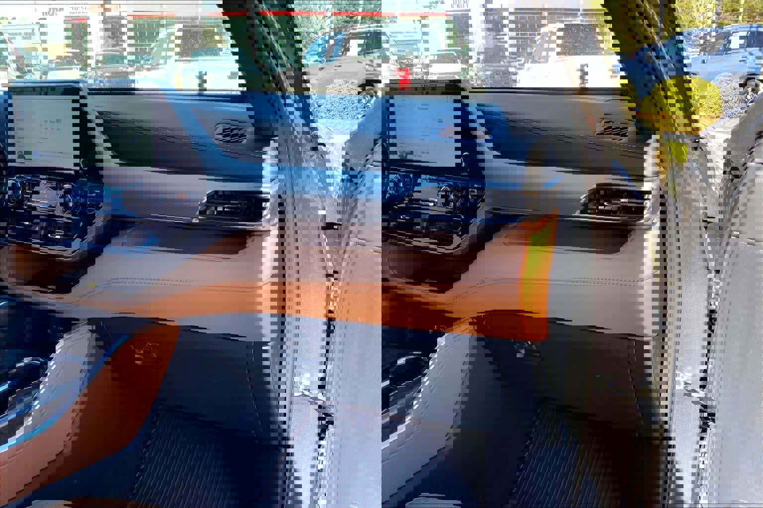 Used 2024 Toyota Highlander Platinum image 19