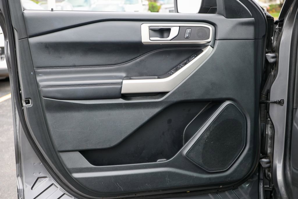 Certified 2023 Ford Explorer XLT w/ Equipment Group 202A AWD/4WD image 4