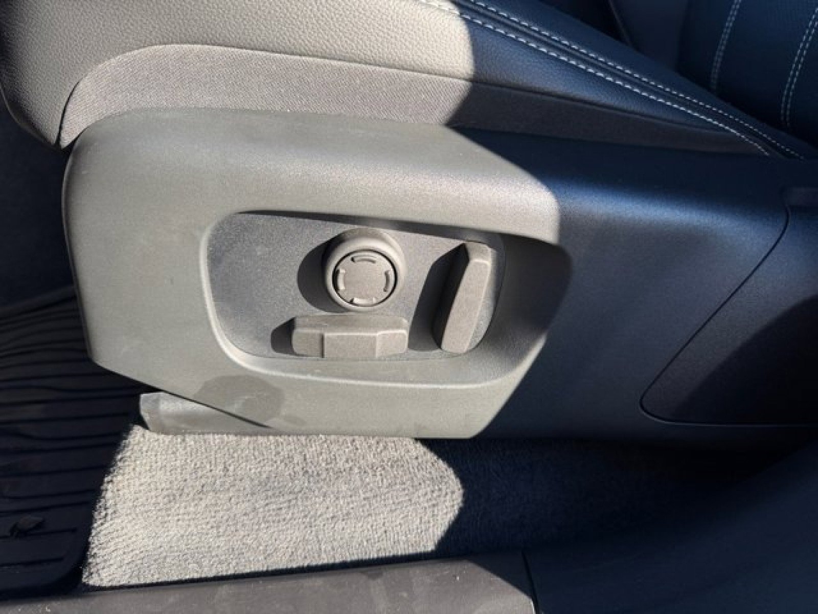 Certified 2023 Land Rover Range Rover Velar R-Dynamic S AWD/4WD image 11