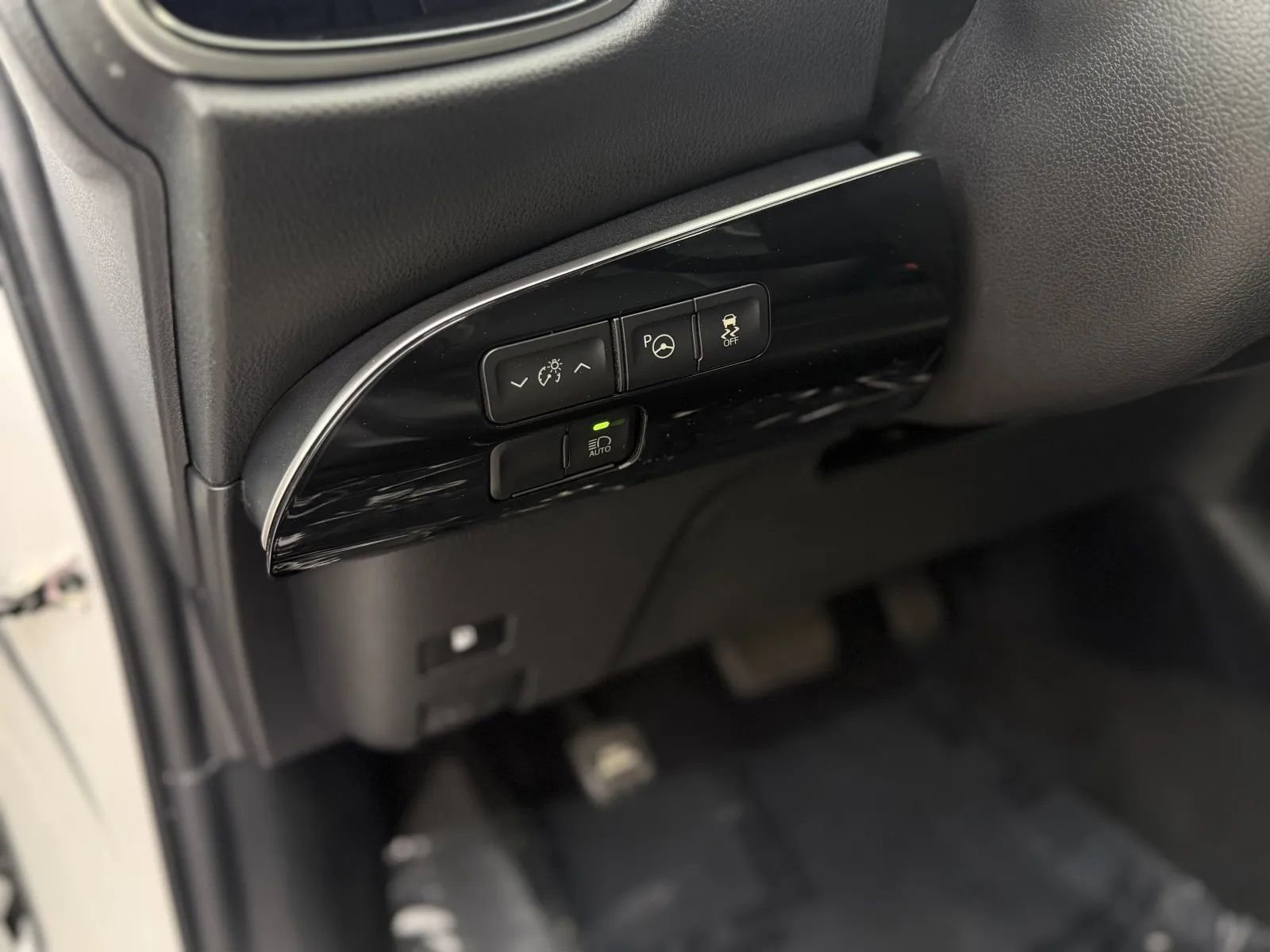 Used 2020 Toyota Prius XLE w/ Preferred Accessory Package image 24