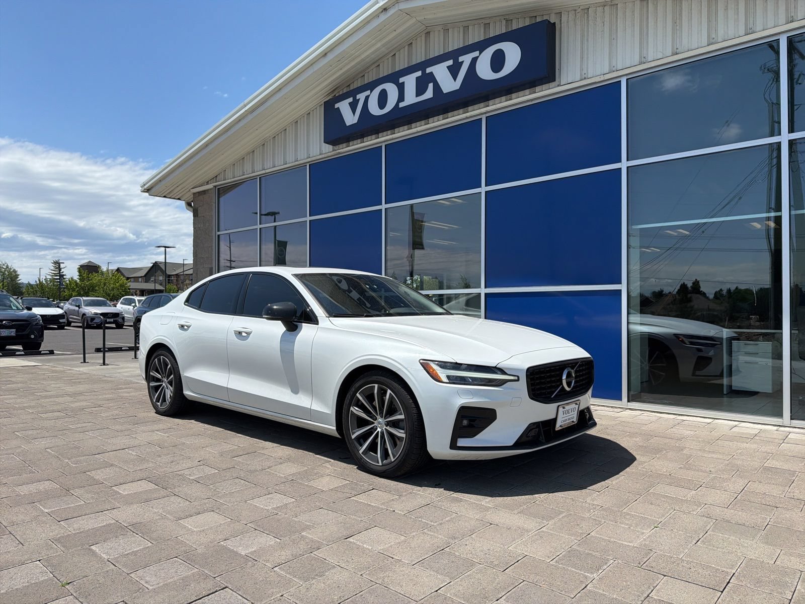 Used 2022 Volvo S60 B5 Momentum w/ Premium Package AWD/4WD image 1