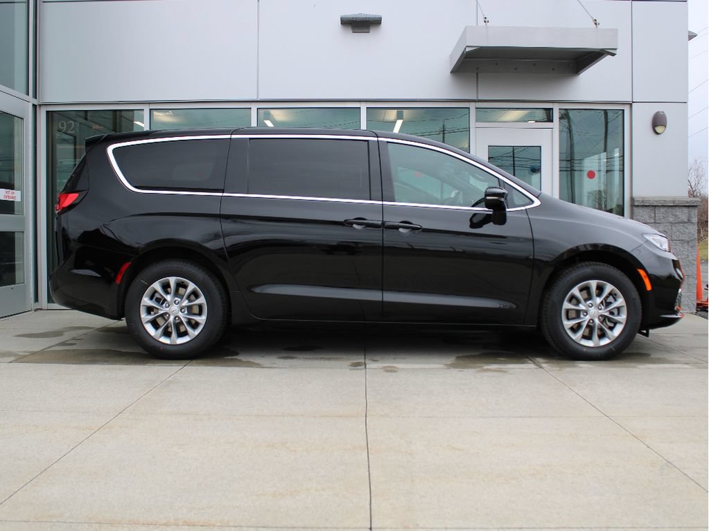 New 2026 Chrysler Pacifica Select AWD/4WD image 4