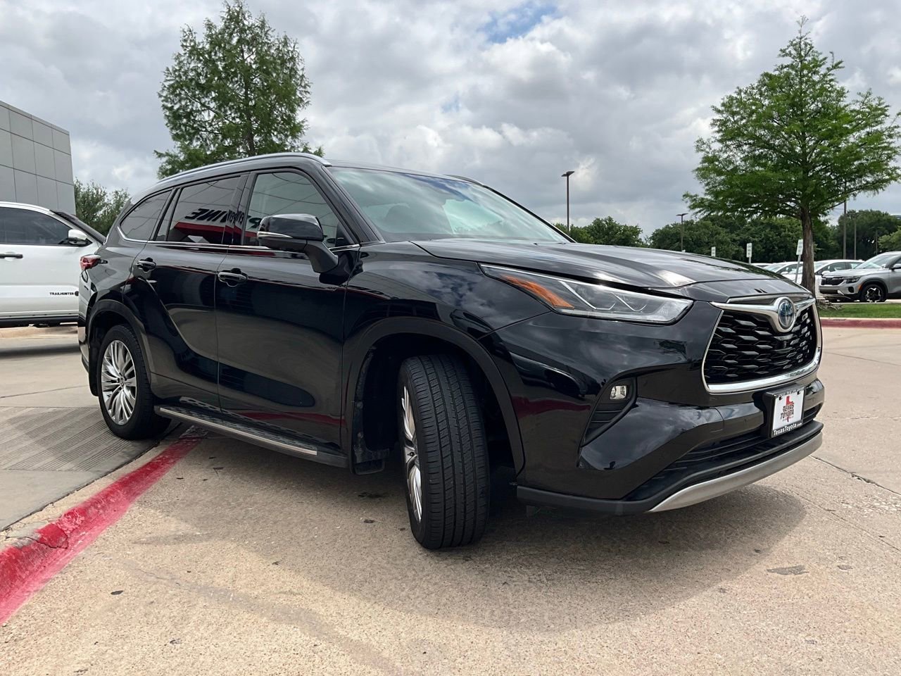 Used 2023 Toyota Highlander Platinum image 4