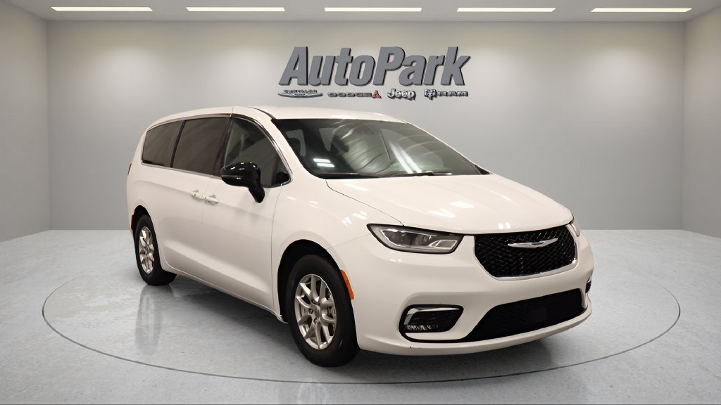 Certified 2025 Chrysler Pacifica Select FWD image 2