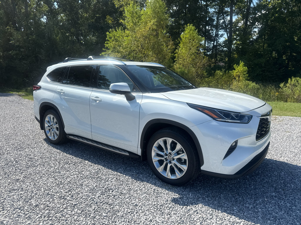 Used 2022 Toyota Highlander Limited FWD image 3