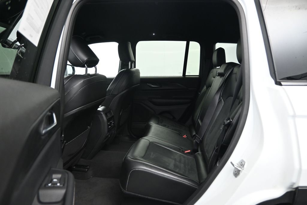Used 2025 Jeep Grand Cherokee Altitude AWD/4WD image 25