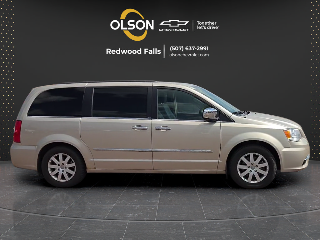 Used 2012 Chrysler Town & Country Touring-L w/ Driver Convenience Group FWD image 6