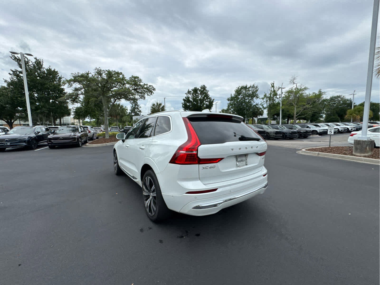 Used 2023 Volvo XC60 B5 Plus AWD/4WD image 13