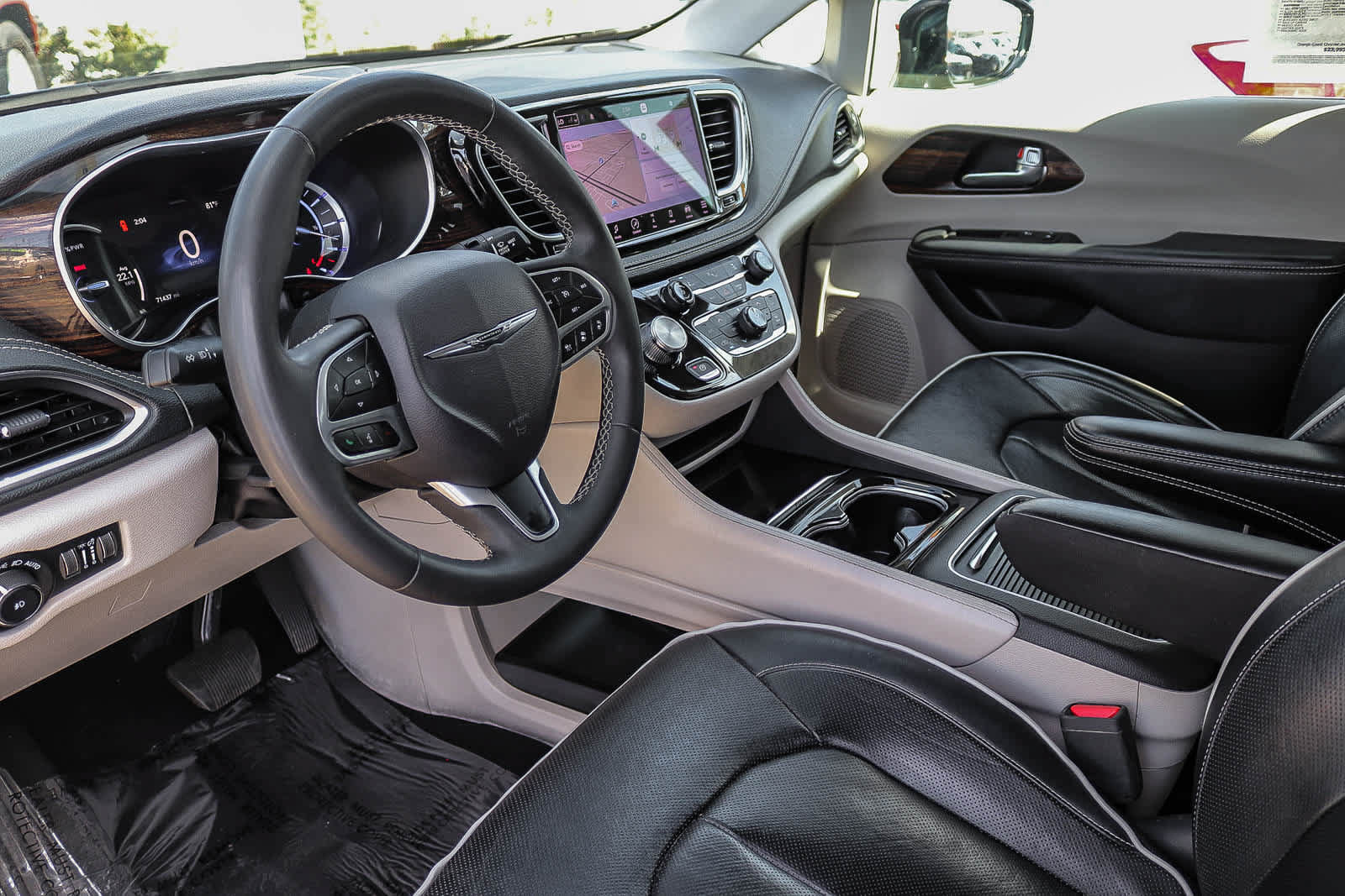 Used 2023 Chrysler Pacifica Limited FWD image 16
