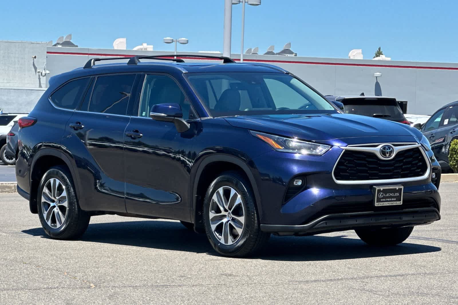 Used 2021 Toyota Highlander XLE AWD/4WD image 5