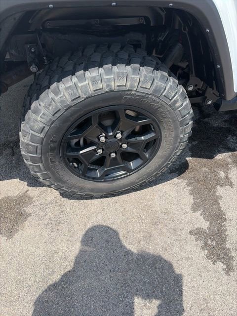 Used 2022 Jeep Gladiator Willys AWD/4WD image 31