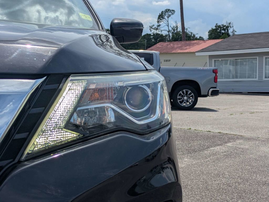 Used 2018 Nissan Pathfinder S AWD/4WD image 10