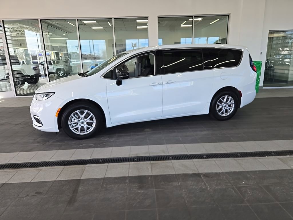 Used 2024 Chrysler Pacifica Touring-L image 6