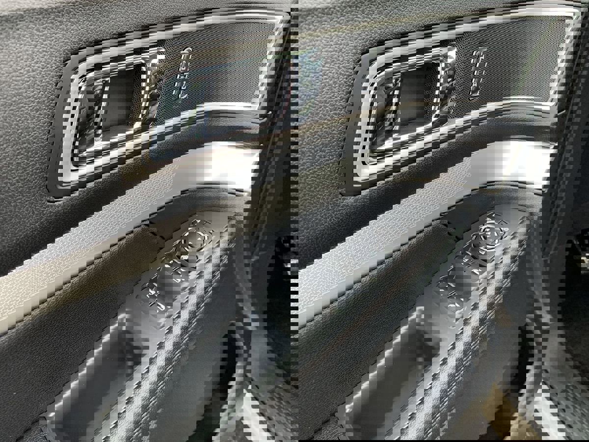 Used 2017 Ford Explorer XLT w/ Equipment Group 202A AWD/4WD image 16