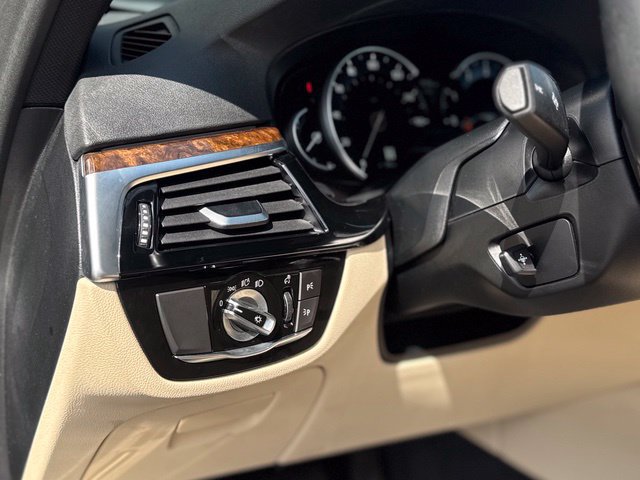 Used 2019 BMW 530i xDrive AWD/4WD image 16