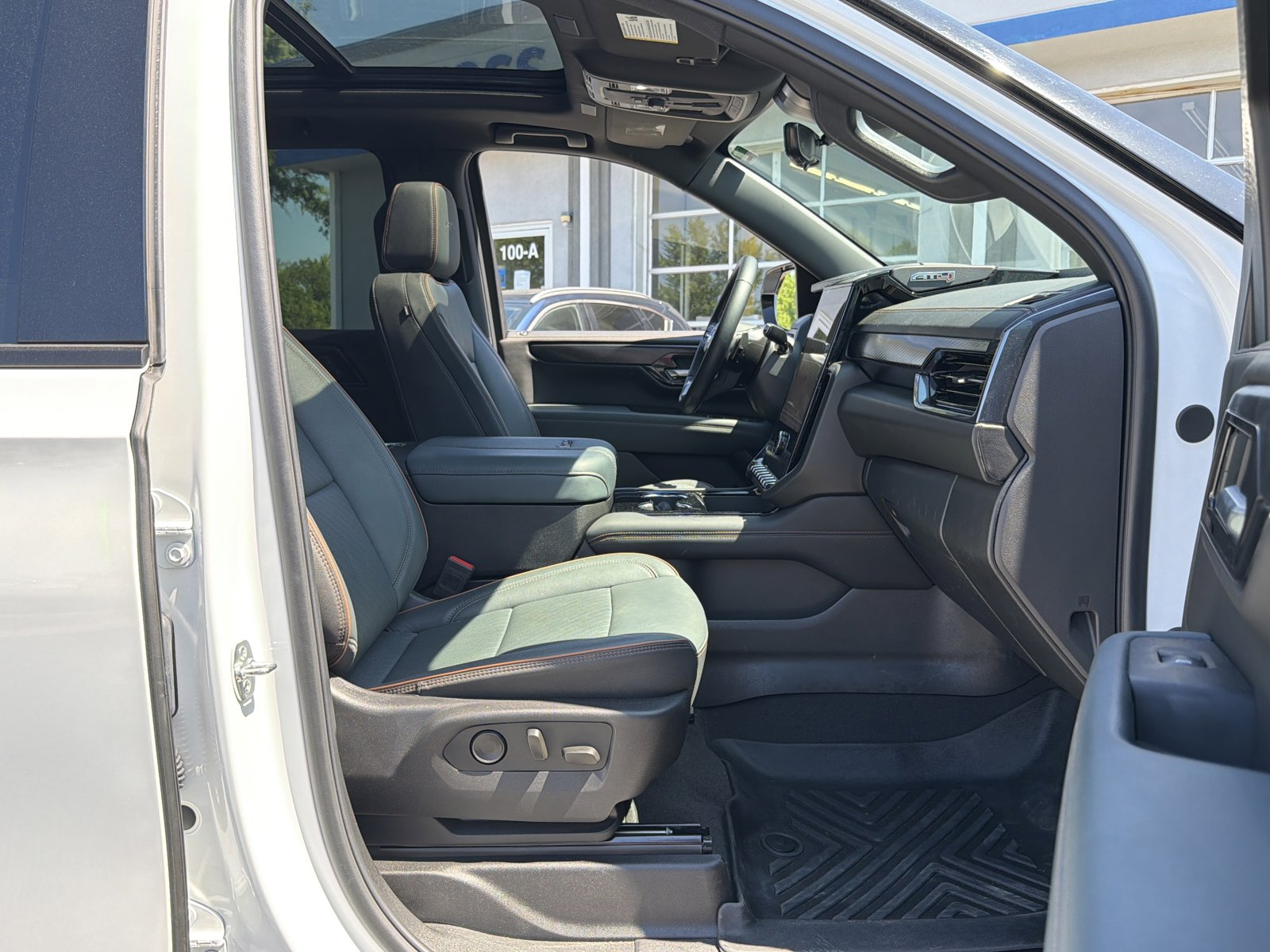 Used 2025 GMC Yukon XL AT4 w/ AT4 Premium Package AWD/4WD image 34