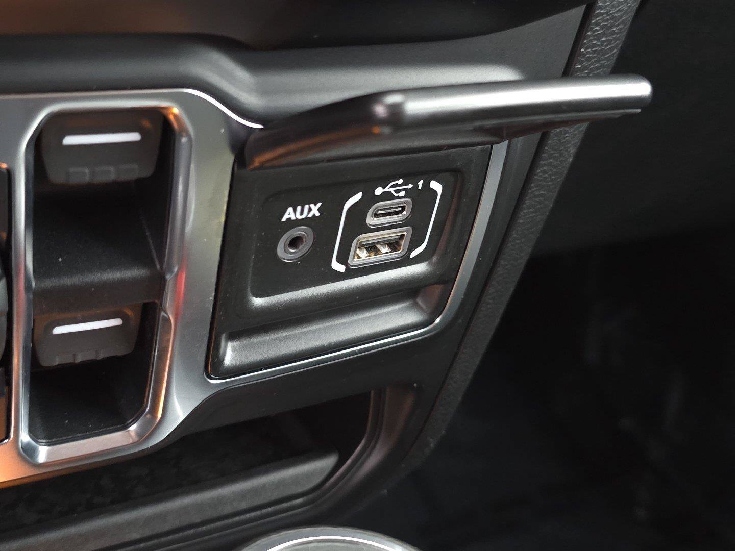 Used 2021 Jeep Wrangler Unlimited Sahara w/ Uconnect 4C Nav & Sound Group AWD/4WD image 31