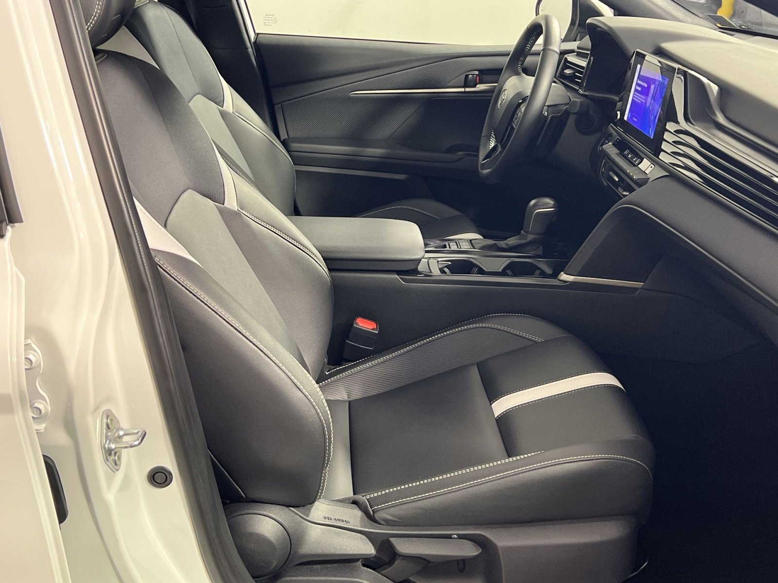 Used 2025 Toyota Camry SE image 28