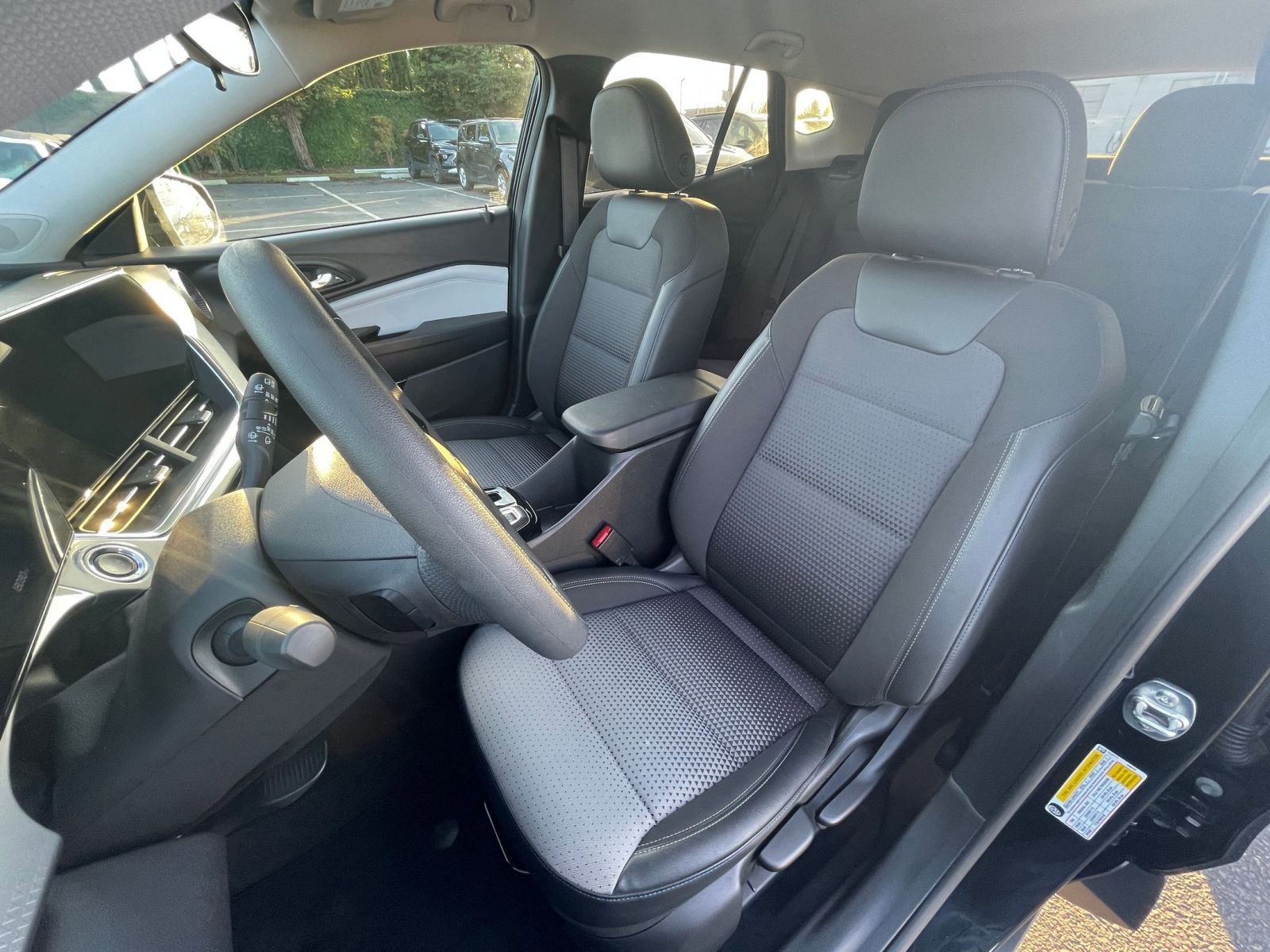 Used 2025 Chevrolet Trax LT image 36