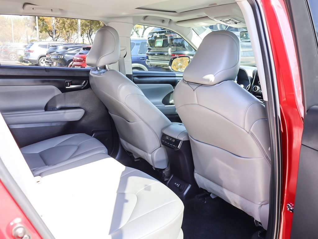 Used 2023 Toyota Highlander XLE image 36