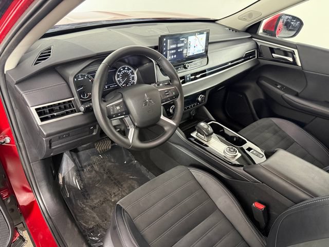 Used 2025 Mitsubishi Outlander AWD image 26