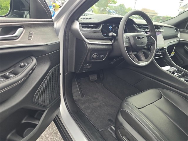 New 2025 Jeep Grand Cherokee L Limited w/ Black Appearance Package image 4