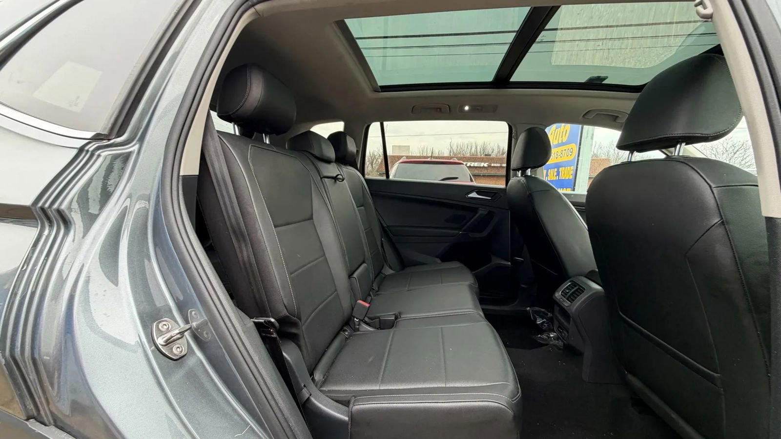 Used 2018 Volkswagen Tiguan SE w/ Panoramic Sunroof Package image 19
