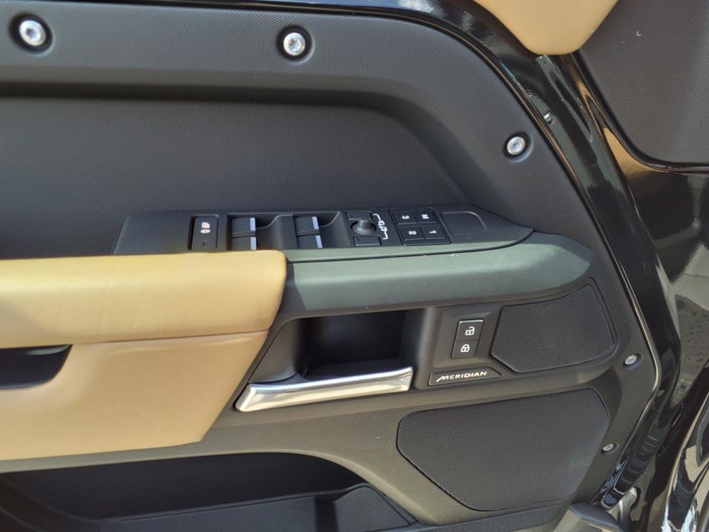 Used 2025 Land Rover Defender 110 S image 14