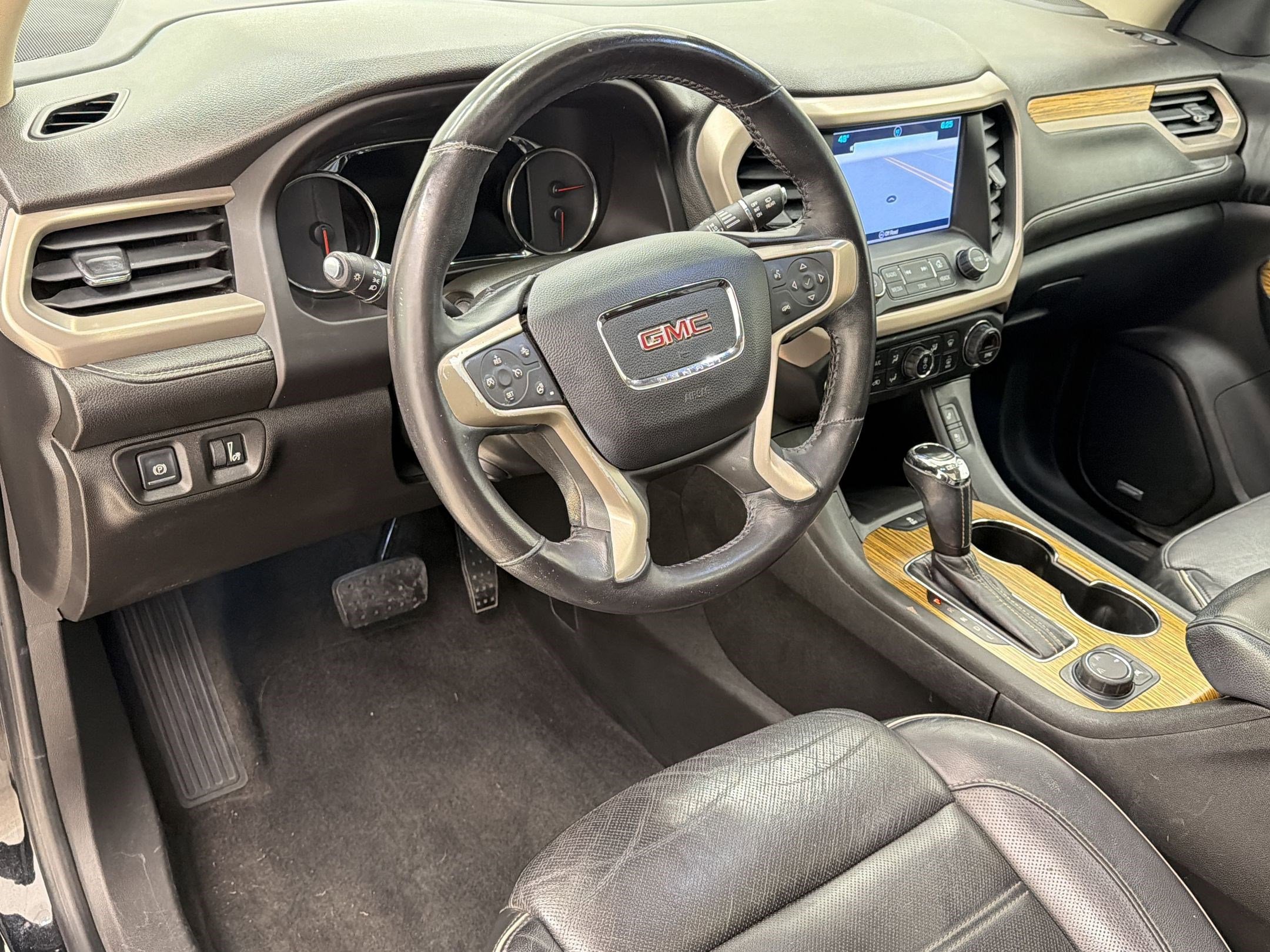 Used 2017 GMC Acadia Denali w/ Technology Package FWD image 4
