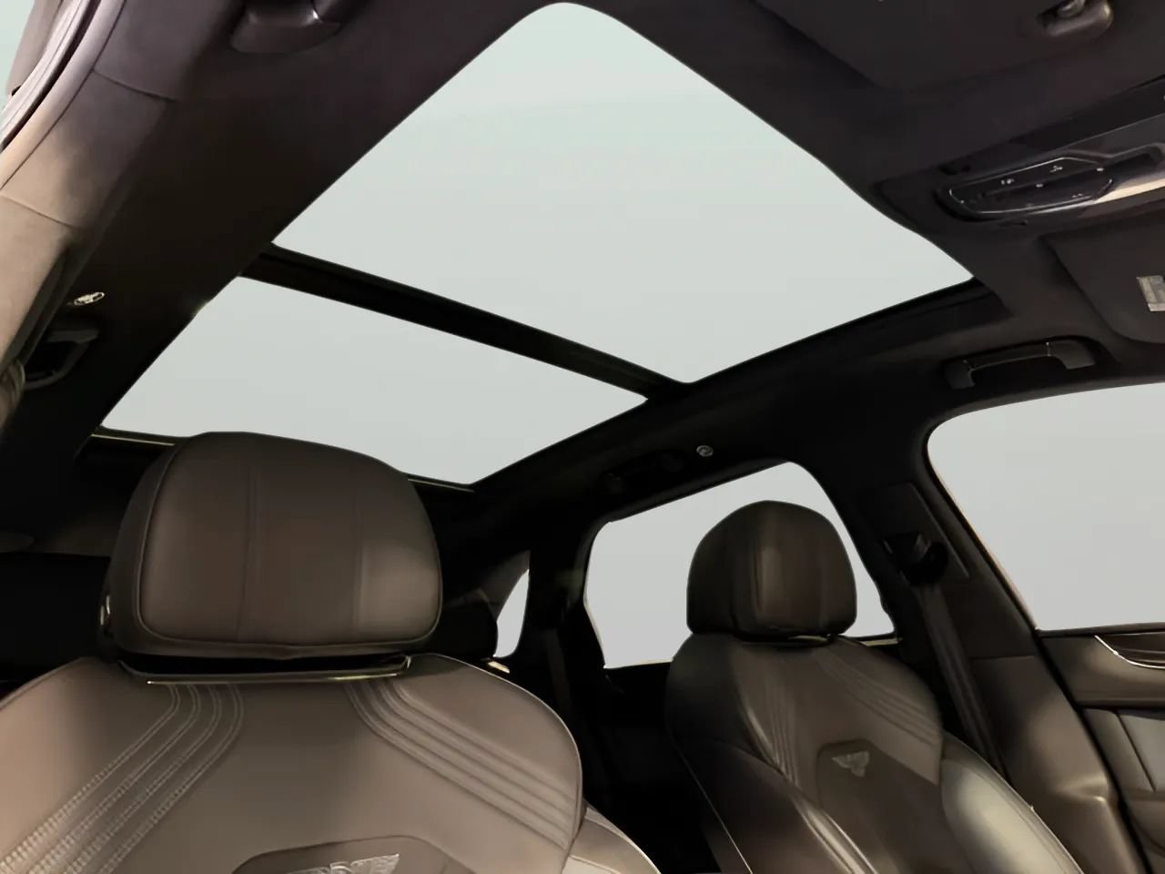 Used 2023 Bentley Bentayga AWD/4WD image 31