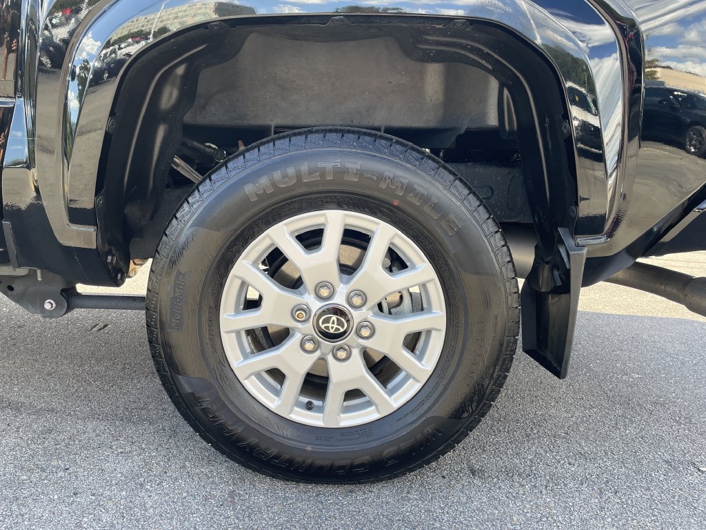 Certified 2024 Toyota Tacoma SR5 AWD/4WD image 10