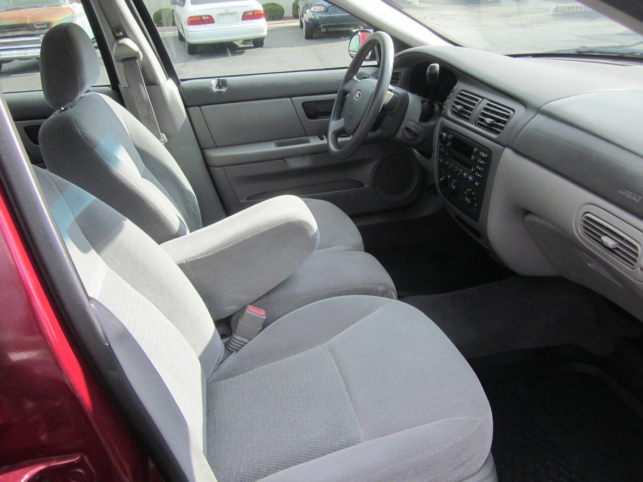 Used 2005 Ford Taurus SE FWD image 14
