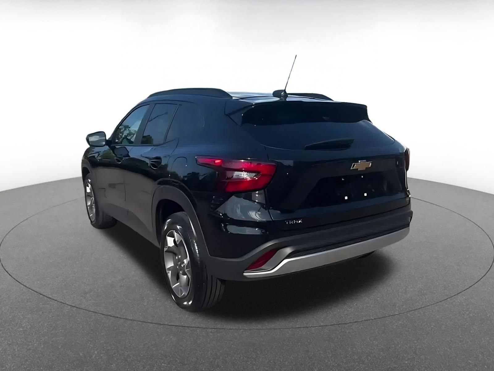 Used 2025 Chevrolet Trax LT FWD image 11