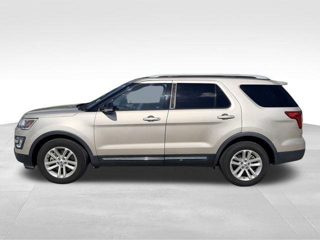 Used 2017 Ford Explorer XLT w/ Equipment Group 202A FWD image 8