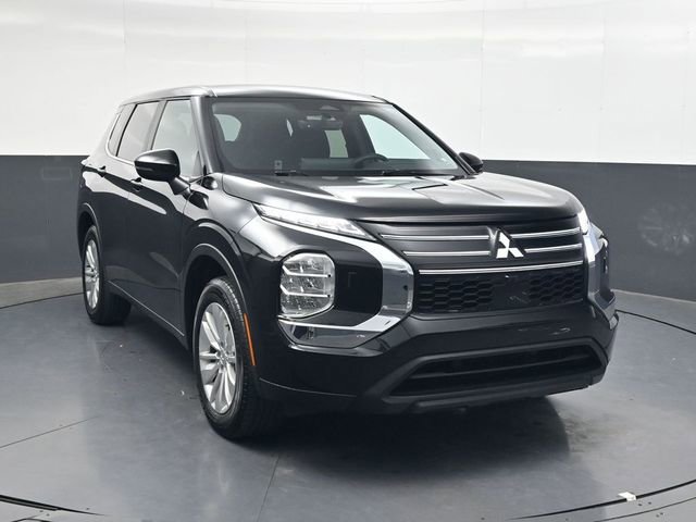 Used 2025 Mitsubishi Outlander ES image 2