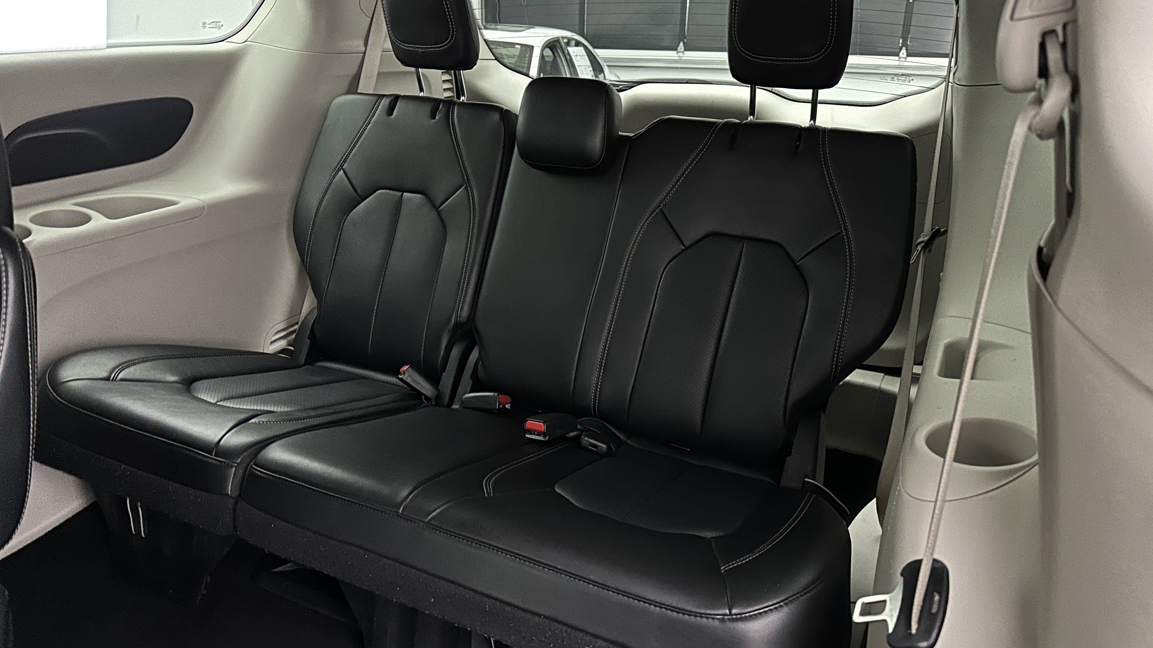 Used 2023 Chrysler Pacifica Touring-L FWD image 26
