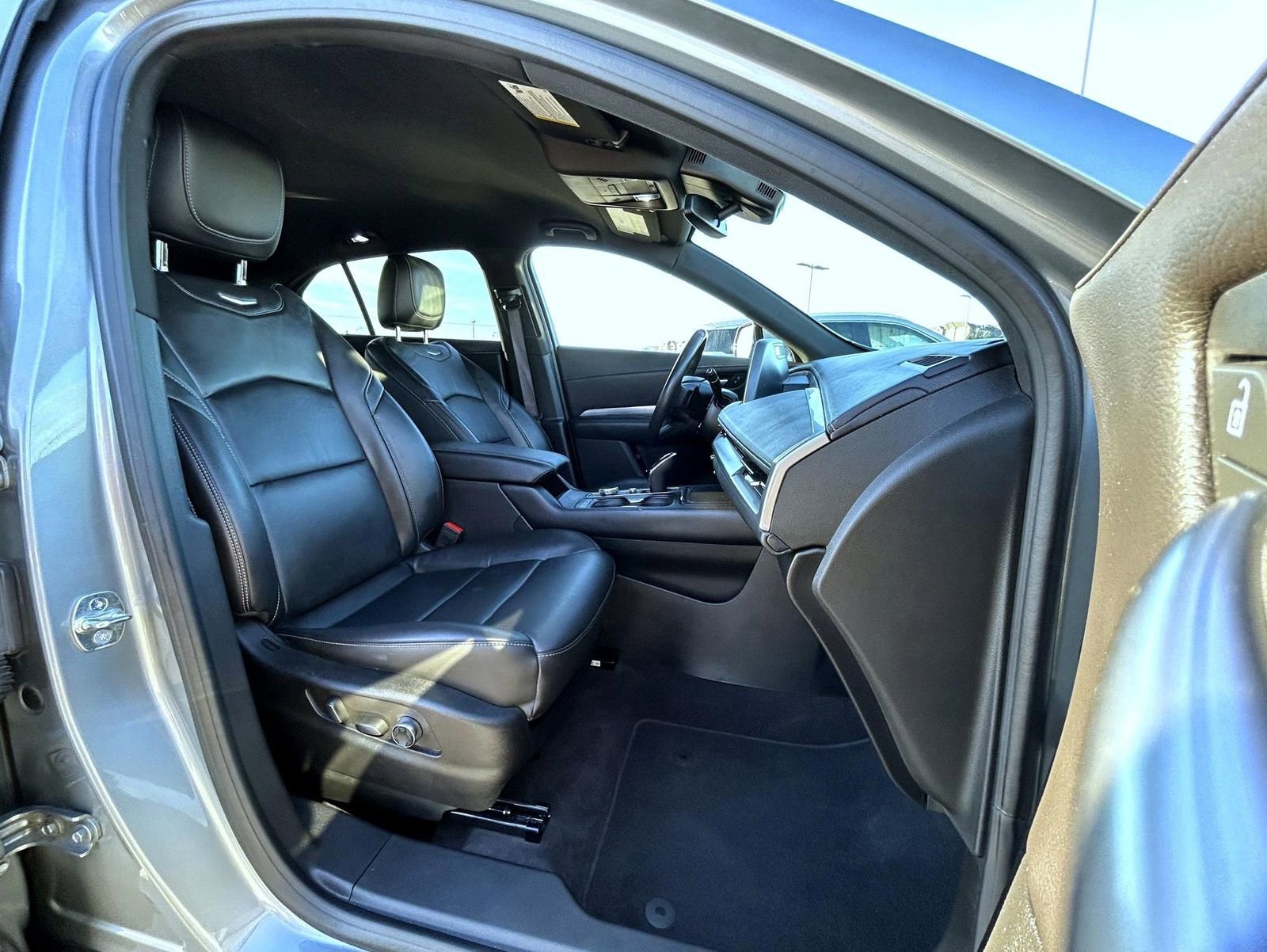 Used 2024 Cadillac XT4 Premium Luxury image 15