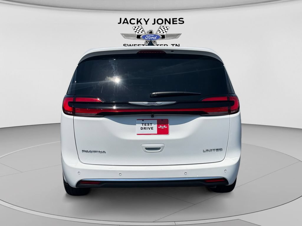 Used 2026 Chrysler Pacifica Limited FWD image 4