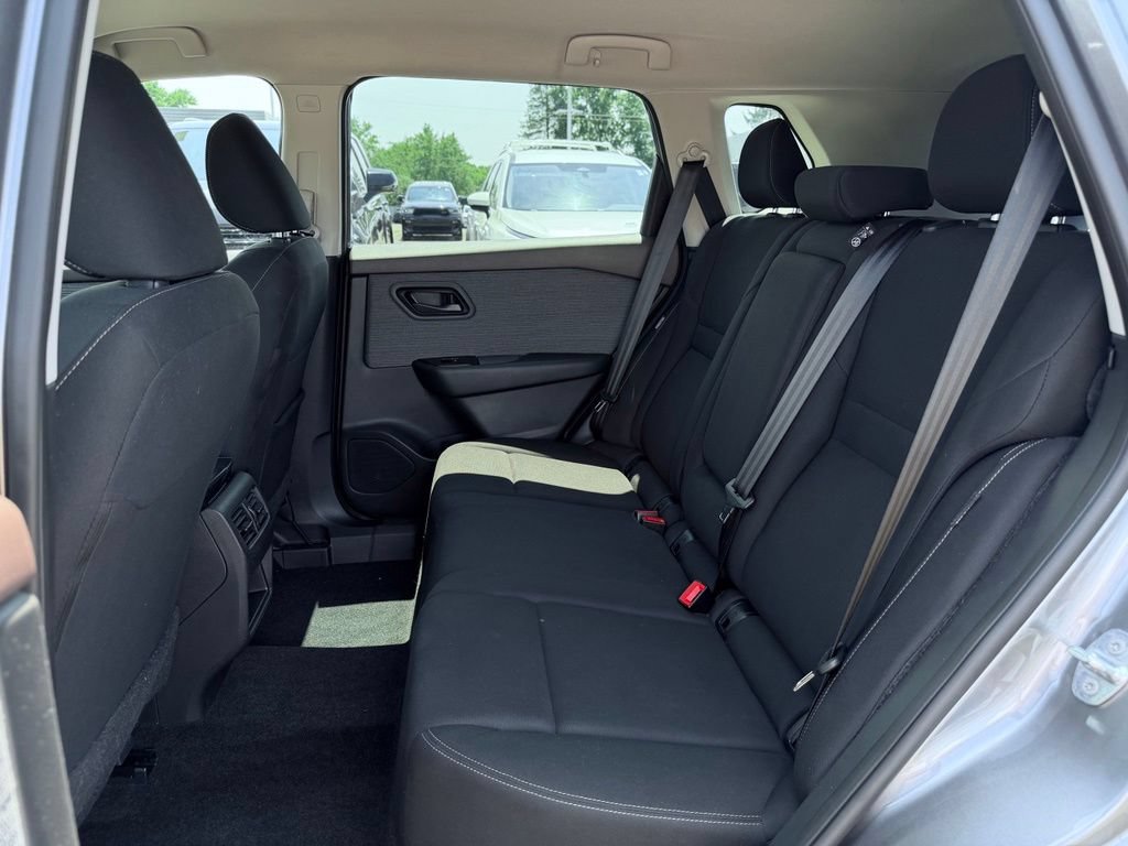 Used 2023 Nissan Rogue S AWD/4WD image 18